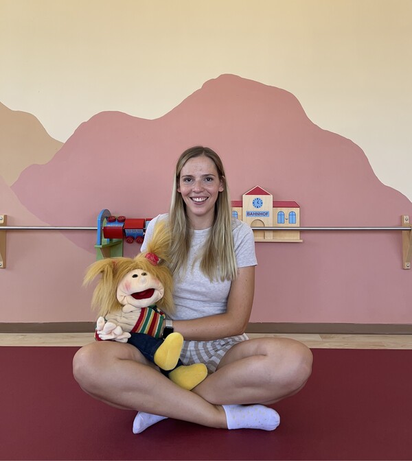 Alina Steinke mit einer Handpuppe