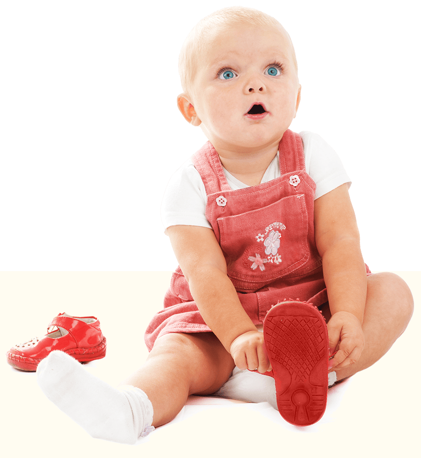 Baby, dass sich einen Schuh auszieht